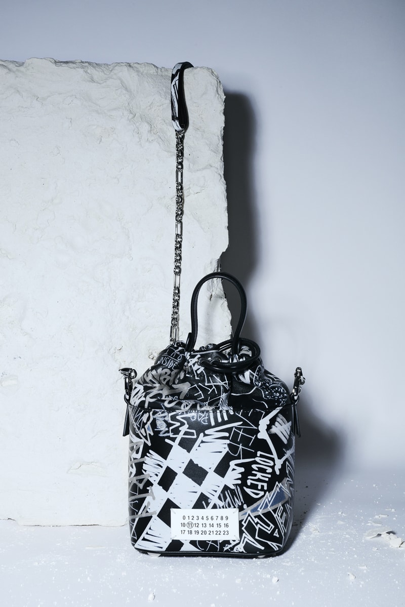 Maison Margiela メゾン マルジェラ Graffiti グラフィック 最新 カプセル コレクション Capsule Collection タビ 足袋 ブーツ 2way バケット バッグ Tabi Boots Bucket Bags Black White