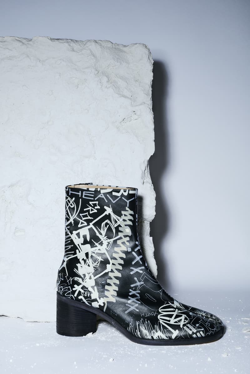 Maison Margiela メゾン マルジェラ Graffiti グラフィック 最新 カプセル コレクション Capsule Collection タビ 足袋 ブーツ 2way バケット バッグ Tabi Boots Bucket Bags Black White