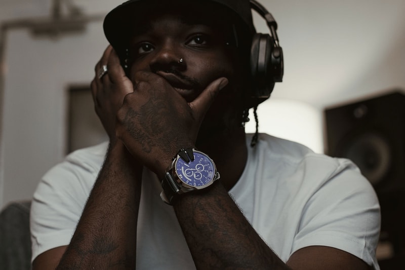 Diesel ディーゼル 時計 ラッパー ニューヨーク Diesel Taps '90s Rave Culture for Mega Chief Watch reflective black silver chronograph aurora anthony crystal les new york night 