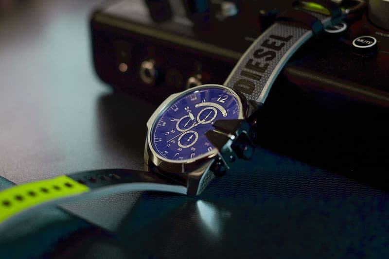 Diesel ディーゼル 時計 ラッパー ニューヨーク Diesel Taps '90s Rave Culture for Mega Chief Watch reflective black silver chronograph aurora anthony crystal les new york night