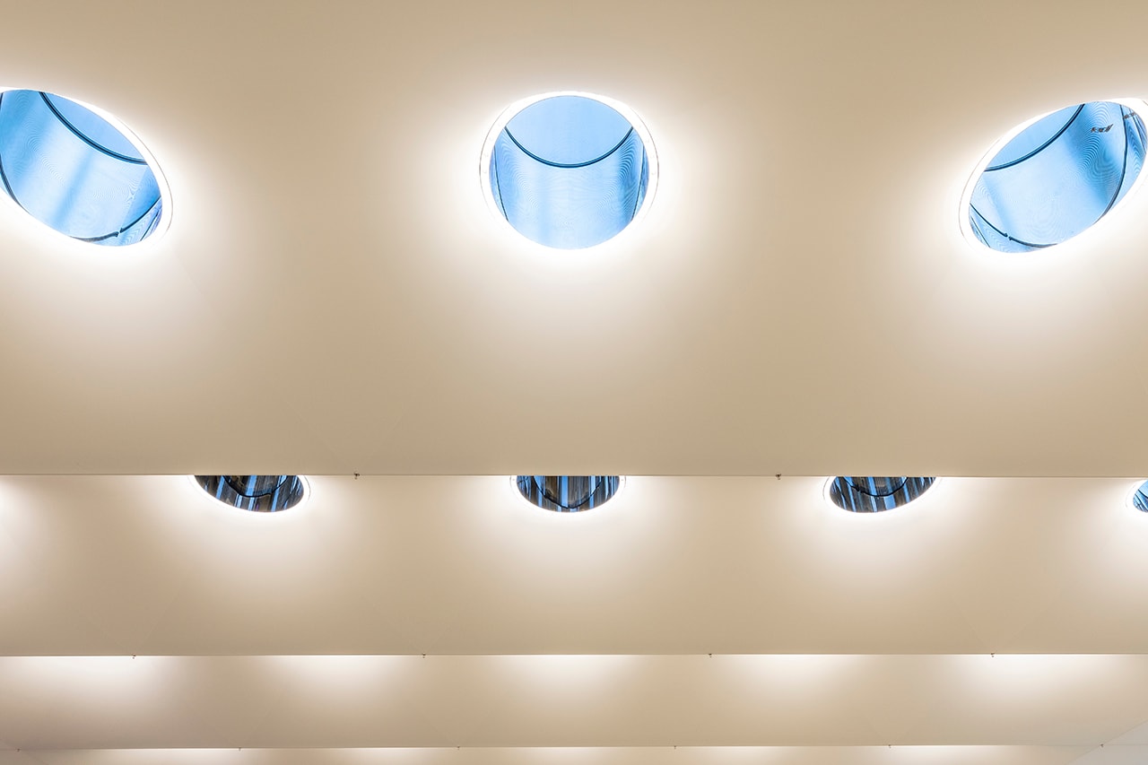 2年間の大規模改修を経てリニューアルオープンしたニューヨーク5番街の Appleストアの内部を公開 Look Inside Apple Renovated Fifth Avenue Store Retail News Skylense Stainless-Steel Natural Light