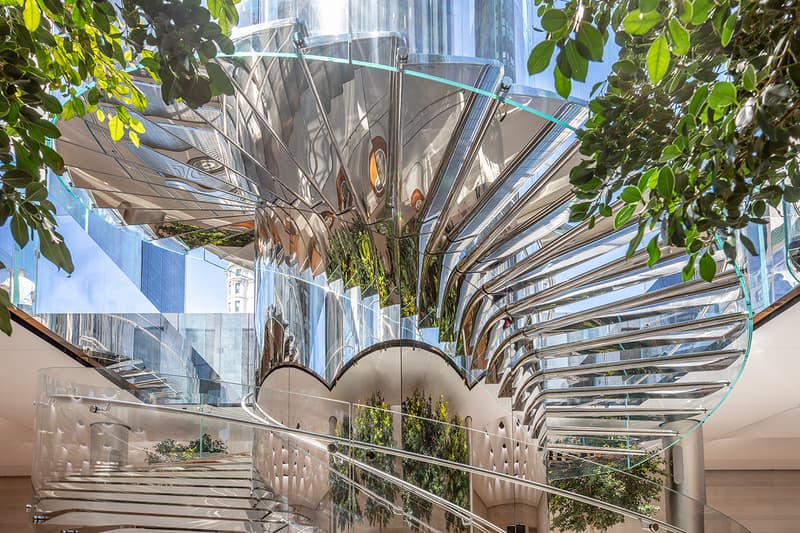 2年間の大規模改修を経てリニューアルオープンしたニューヨーク5番街の Appleストアの内部を公開 Look Inside Apple Renovated Fifth Avenue Store Retail News Skylense Stainless-Steel Natural Light