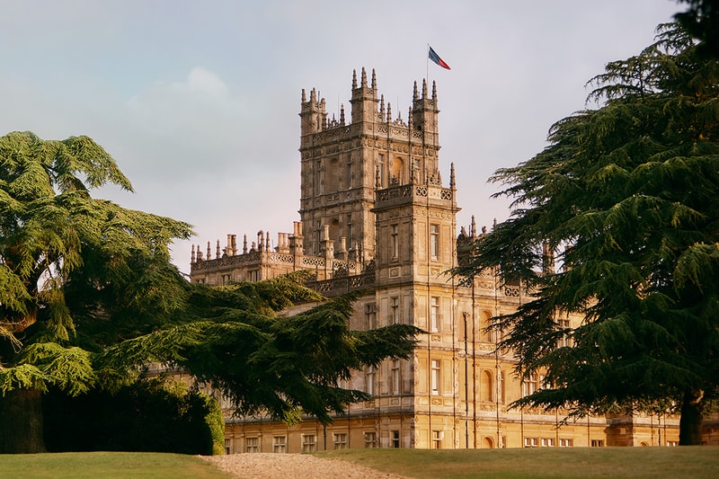 Rent Downton ダウントン・アビー Abbey Castle エアビーアンドビー Airbnb お城 Listing 宿泊できるプラン Exclusive One Night Royalty England Travel リリージェームズ