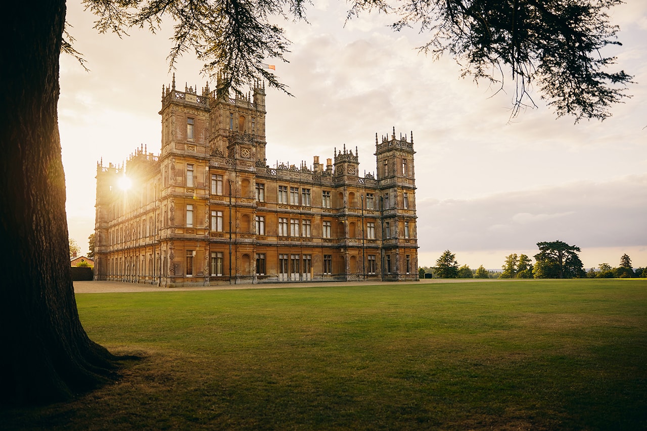 Rent Downton ダウントン・アビー Abbey Castle エアビーアンドビー Airbnb お城 Listing 宿泊できるプラン Exclusive One Night Royalty England Travel リリージェームズ