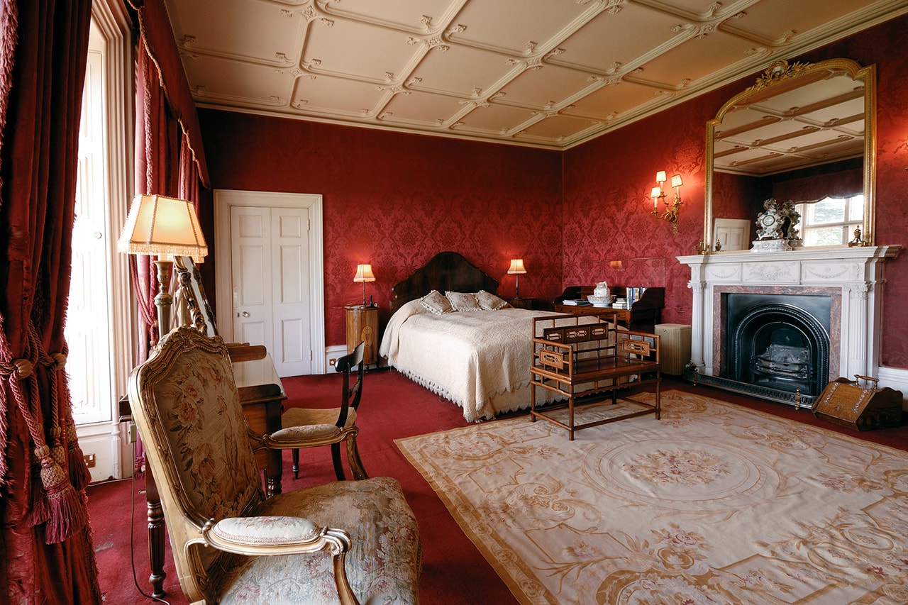 Rent Downton ダウントン・アビー Abbey Castle エアビーアンドビー Airbnb お城 Listing 宿泊できるプラン Exclusive One Night Royalty England Travel リリージェームズ