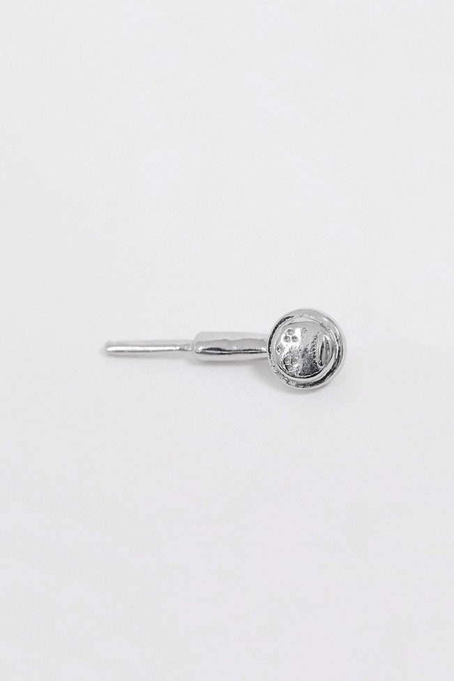 エアポッズ ASOS Selling Fake Silver AirPods as Accessories apple tech techwear jewelry accessories apple music bling