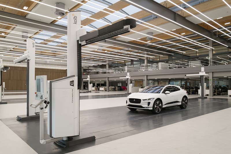 Look Inside ジャガー 英国 自動車 メーカー Jaguar New 39,000 Square Foot Design Studio  スタジオ Clay Modeling Sustainable Solar Panels Build Plates Automotive 