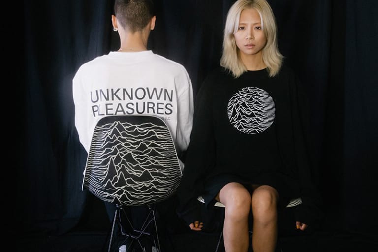 PLEASURES が Joy Division のデビューアルバム『Unknown Pleasures』のリリース40周年を祝したカプセルコレクションを発表
