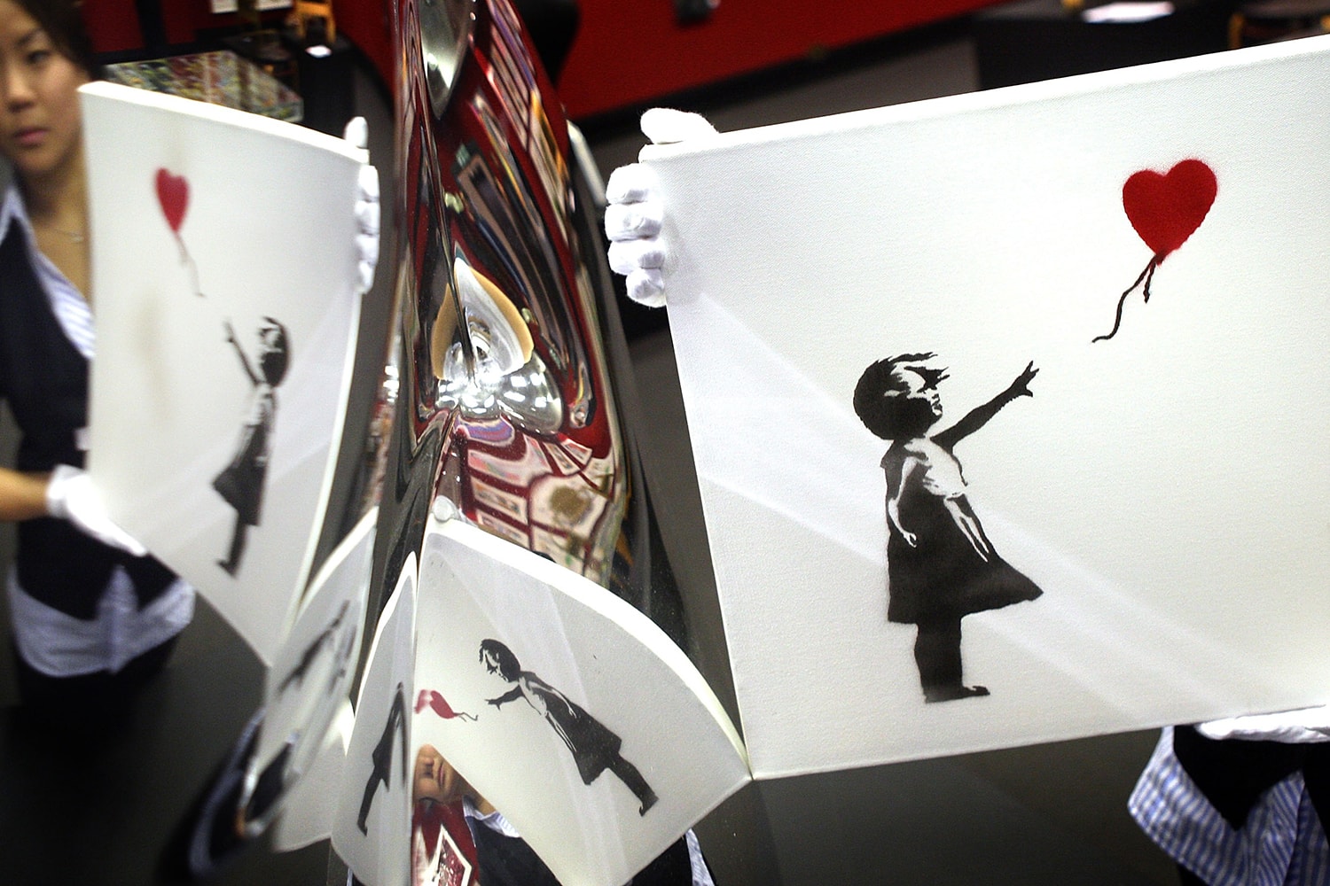 バンクシーのアートワークを使用したアルバムが110万円超える価格で販売される Banksy-Designed Röyksopp Melody A.M Vinyl Sale News art record art vinyl spray paint stencil 