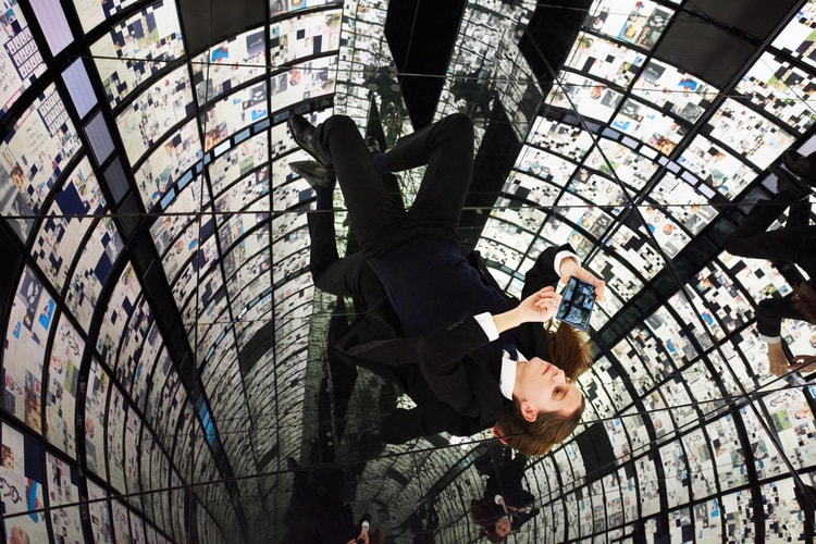 ココ・キャピタンが Galaxy Note 10+ と共に東京の街を歩く