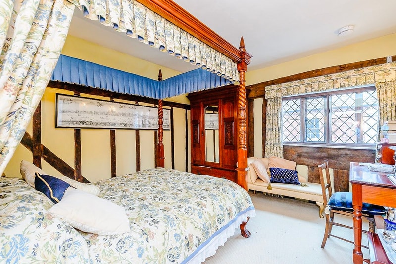 Harry Potter ハリーポッター Godric's Hollow ゴドリックの谷 Home 宿泊 サービス Rent Airbnb jk rowling daniel radcliffe