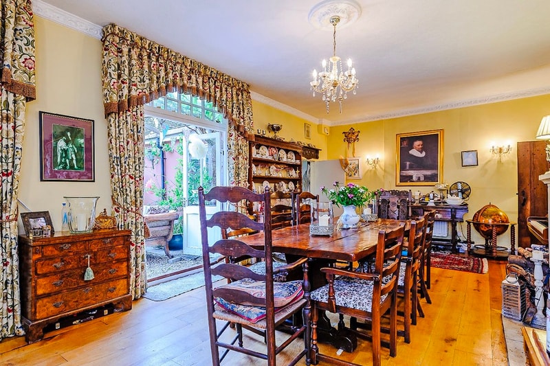 Harry Potter ハリーポッター Godric's Hollow ゴドリックの谷 Home 宿泊 サービス Rent Airbnb jk rowling daniel radcliffe