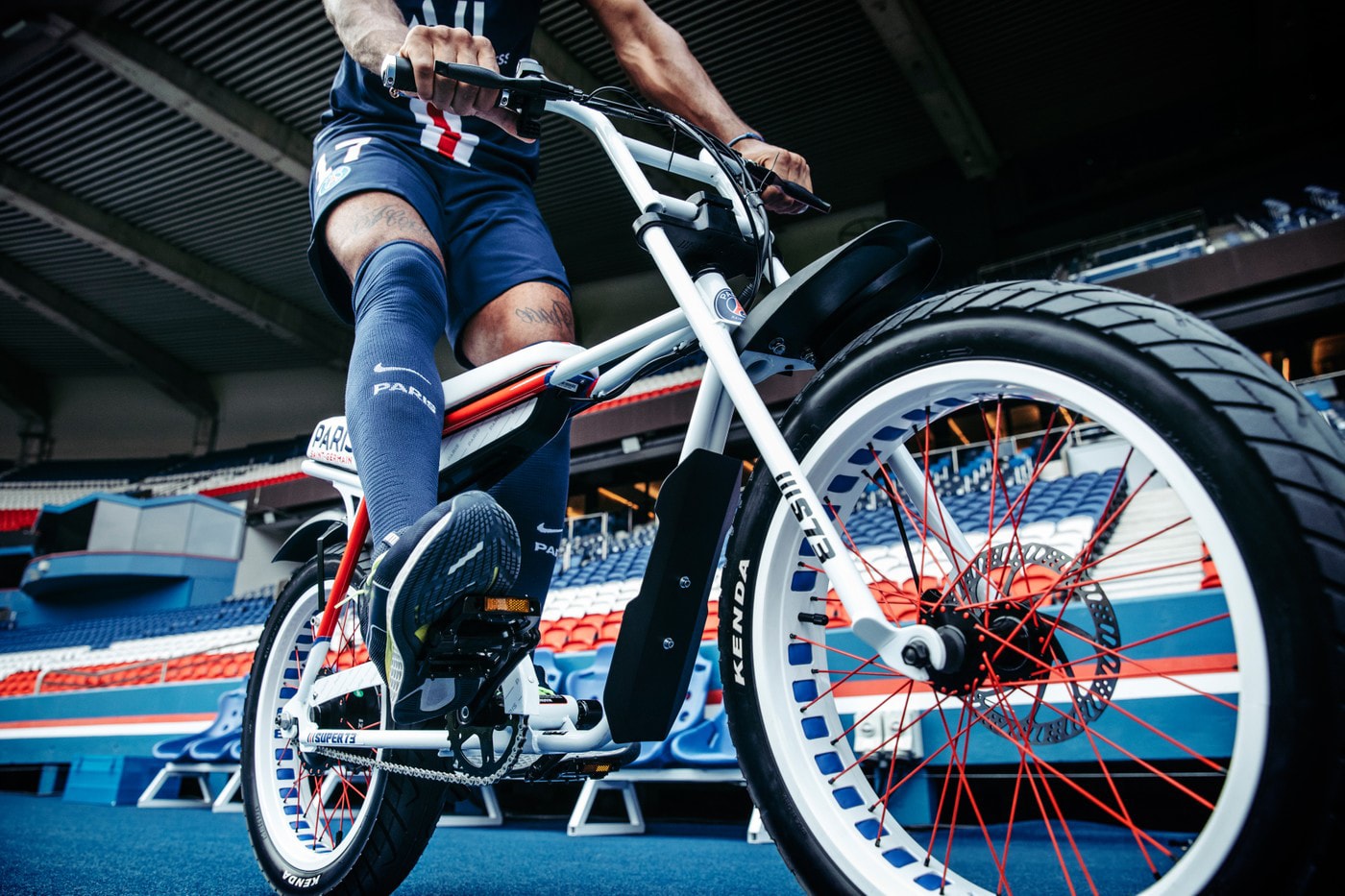 PSG が SUPER73 とタッグを組んだ電動アシスト付き自転車をリリース Paris Saint-Germain x SUPER73 Electric Motorbike psg football club automotive bikes sports collaborations