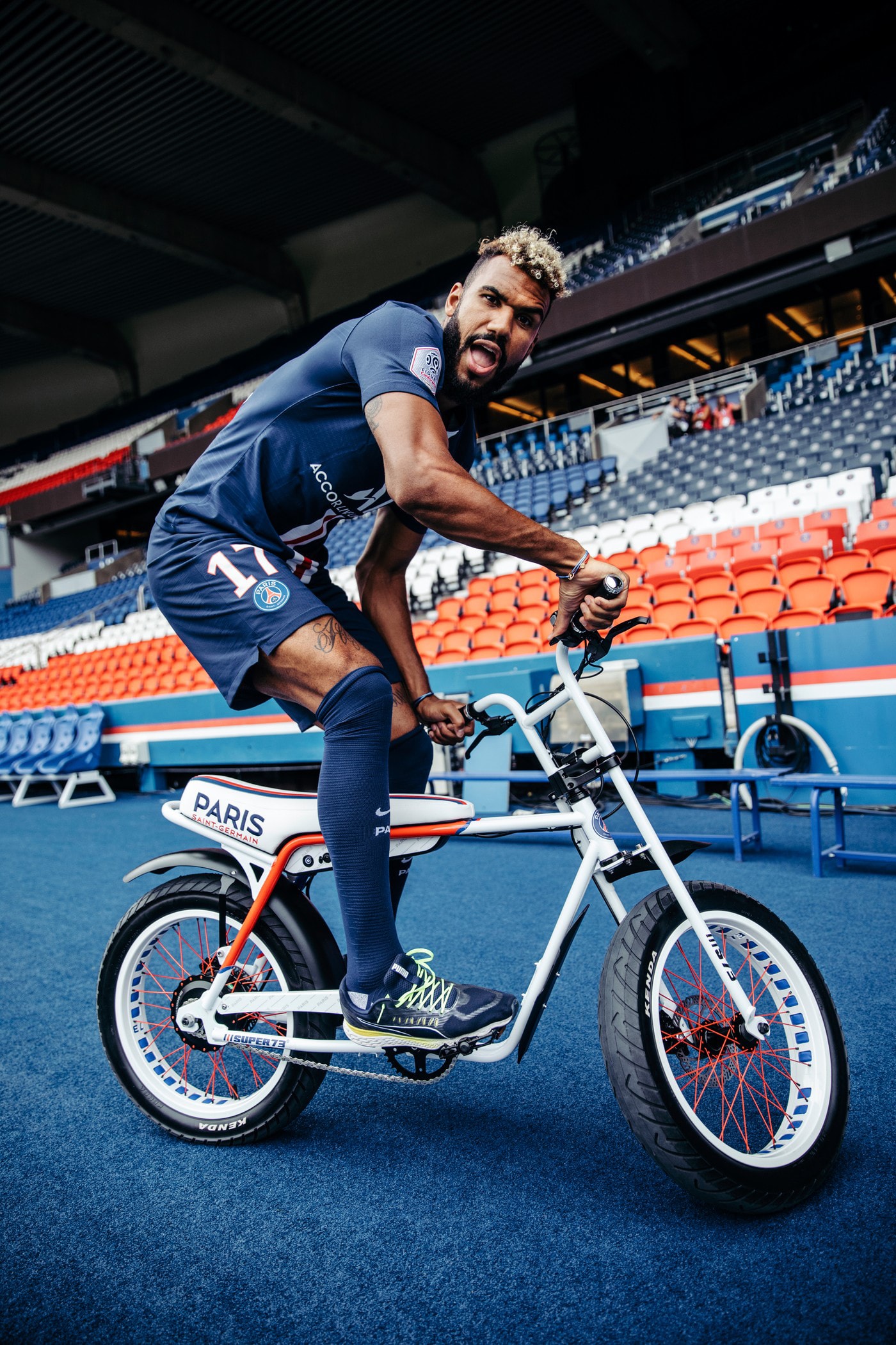 PSG が SUPER73 とタッグを組んだ電動アシスト付き自転車をリリース Paris Saint-Germain x SUPER73 Electric Motorbike psg football club automotive bikes sports collaborations
