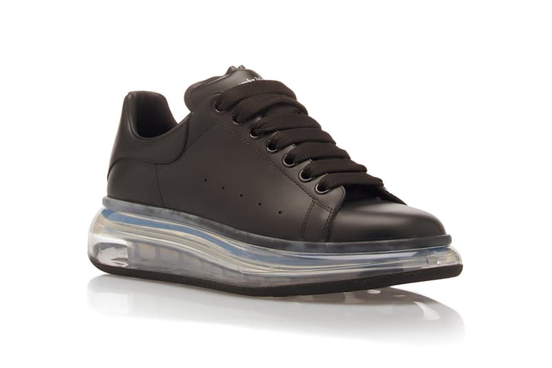 Alexander McQueen からエアソールを備えたオーバーサイズスニーカーがリリース Alexander McQueen Drops Leather Low-Top Sneakers Transparent Sole clear bounce modern detail trend
