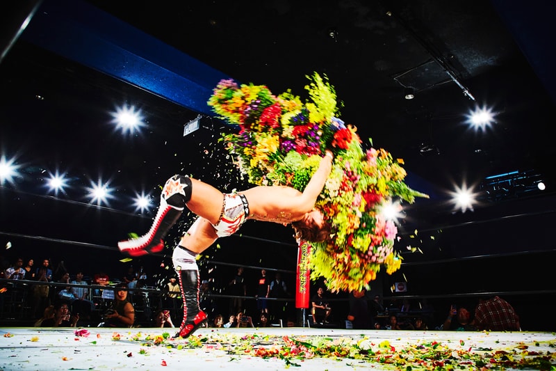 azuma makoto amkk 東信 flower and man photography 写真 アートワーク series project installation パフォーマンス アート 男 と 花  performance