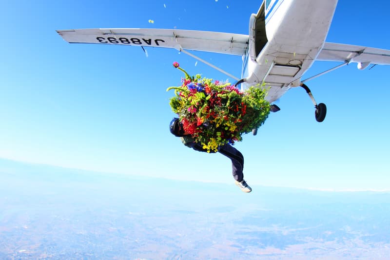 azuma makoto amkk 東信 flower and man photography 写真 アートワーク series project installation パフォーマンス アート 男 と 花 performance