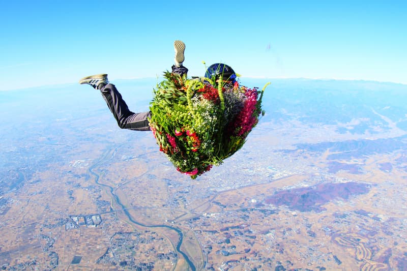 azuma makoto amkk 東信 flower and man photography 写真 アートワーク series project installation パフォーマンス アート 男 と 花  performance