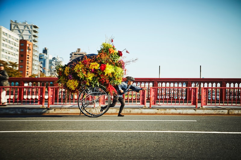 azuma makoto amkk 東信 flower and man photography 写真 アートワーク series project installation パフォーマンス アート 男 と 花  performance