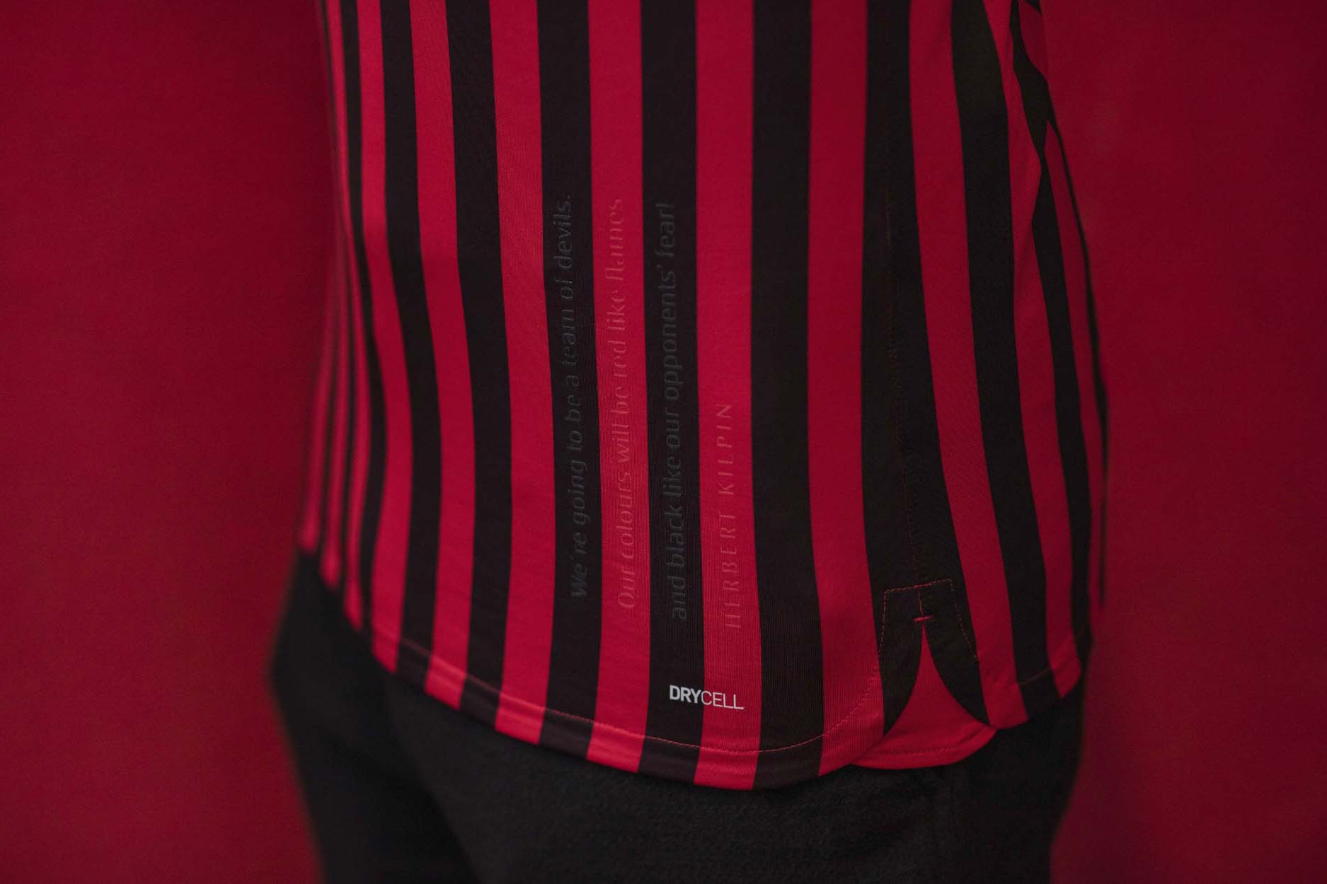 ACミランの創立120周年を記念した限定ユニフォームが発売 AC Milan 120th Anniversary PUMA Kit soccer football jerseys black red gold track jacket football devil logo Herbert Kilpin gold black red stripes limited edition Suso 