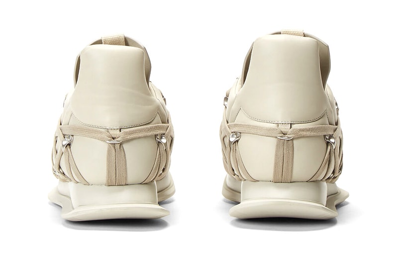 リック・オウエンス Rick Owens よりボンデージからインスピレーションを得たスニーカーが登場 Rick Owens Maximal Runner Beige sneakers footwear kicks runners trainers shoes streetwear bondage laces light brown silver toned eyelet hooks drkshdw made in italy leather suede