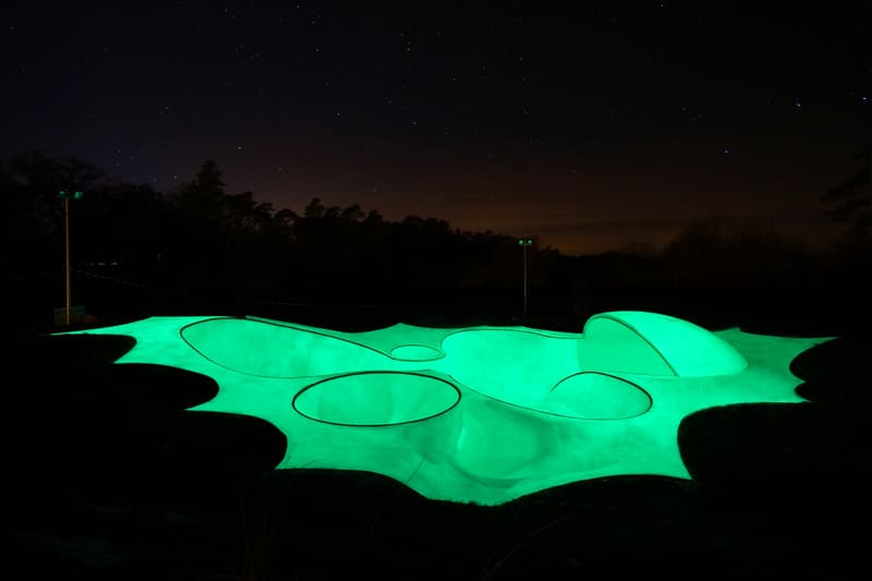 トリエンナーレ・ミラノに設置された蓄光のスケートパークの様子 Triennale Milano 'OooOoO' Skatepark Installation "Year of Play" Koo Jeong A Fluorescent Green Glow-in-the-Dark Academy of Skateboarding Parco Sempione was curated by Julia Peyton-Jones Lorenza Baroncelli