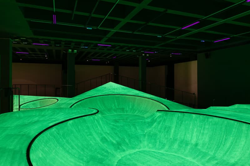 トリエンナーレ・ミラノに設置された蓄光のスケートパークの様子 Triennale Milano 'OooOoO' Skatepark Installation "Year of Play" Koo Jeong A Fluorescent Green Glow-in-the-Dark Academy of Skateboarding Parco Sempione was curated by Julia Peyton-Jones Lorenza Baroncelli