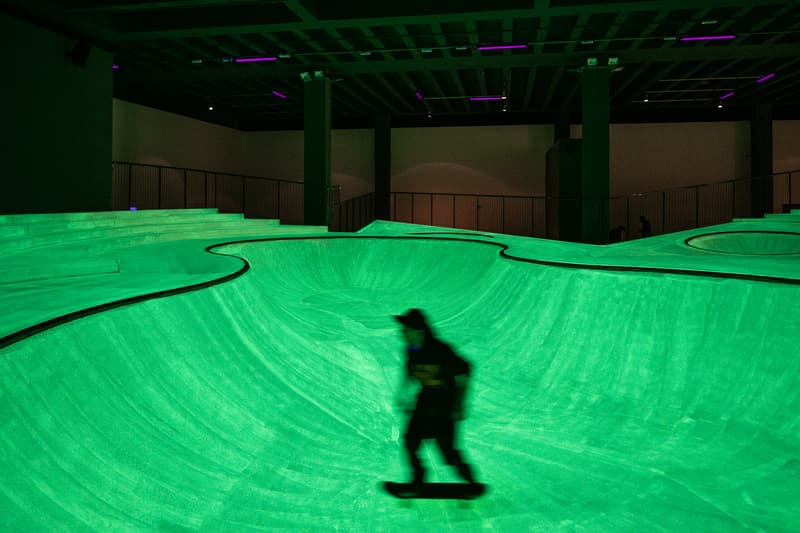 トリエンナーレ・ミラノに設置された蓄光のスケートパークの様子 Triennale Milano 'OooOoO' Skatepark Installation "Year of Play" Koo Jeong A Fluorescent Green Glow-in-the-Dark Academy of Skateboarding Parco Sempione was curated by Julia Peyton-Jones Lorenza Baroncelli