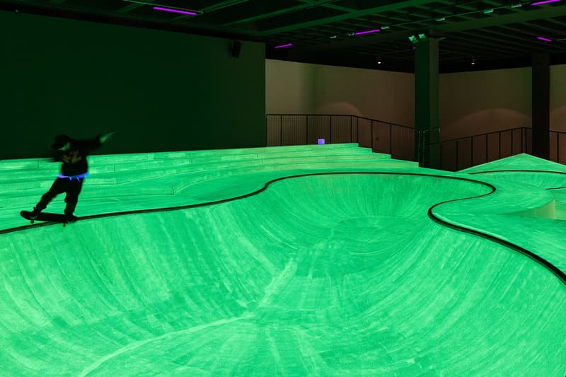 トリエンナーレ・ミラノに設置された蓄光のスケートパークの様子 Triennale Milano 'OooOoO' Skatepark Installation "Year of Play" Koo Jeong A Fluorescent Green Glow-in-the-Dark Academy of Skateboarding Parco Sempione was curated by Julia Peyton-Jones Lorenza Baroncelli