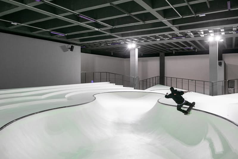 トリエンナーレ・ミラノに設置された蓄光のスケートパークの様子 Triennale Milano 'OooOoO' Skatepark Installation "Year of Play" Koo Jeong A Fluorescent Green Glow-in-the-Dark Academy of Skateboarding Parco Sempione was curated by Julia Peyton-Jones Lorenza Baroncelli