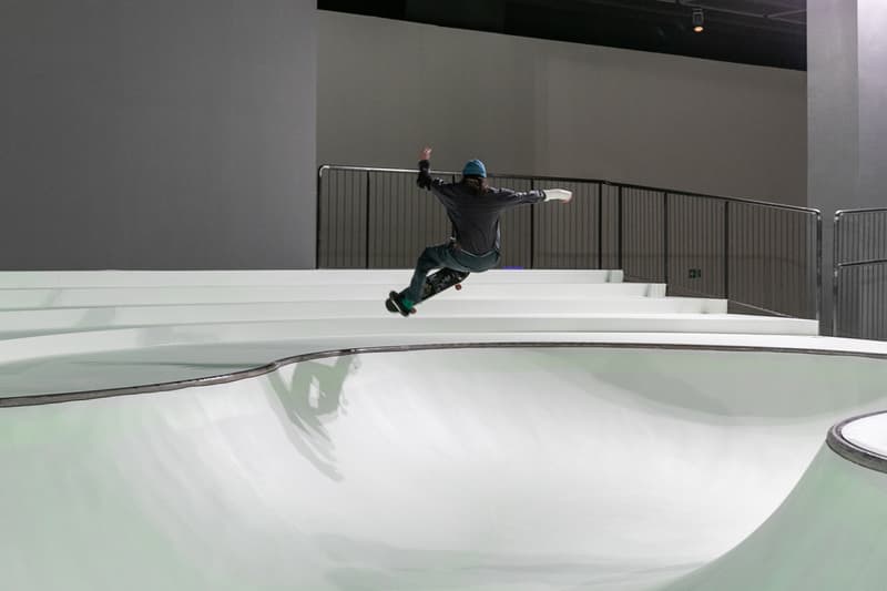 トリエンナーレ・ミラノに設置された蓄光のスケートパークの様子 Triennale Milano 'OooOoO' Skatepark Installation "Year of Play" Koo Jeong A Fluorescent Green Glow-in-the-Dark Academy of Skateboarding Parco Sempione was curated by Julia Peyton-Jones Lorenza Baroncelli