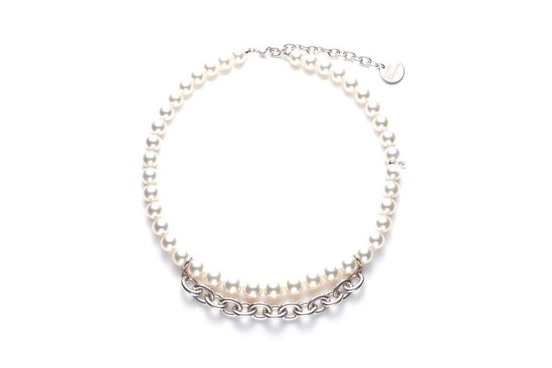 COMME des GARÇONS が日本を代表するジュエラーMIKIMOTO とパールネックレスのカプセルコレクションを発表 COMME des GARÇONS x Mikimoto Pearl Necklace Capsule Collection Rei Kawakubo Unisex Necklaces Jewelry Design CDG Japanese Label Collaboration Closer Look Release Information