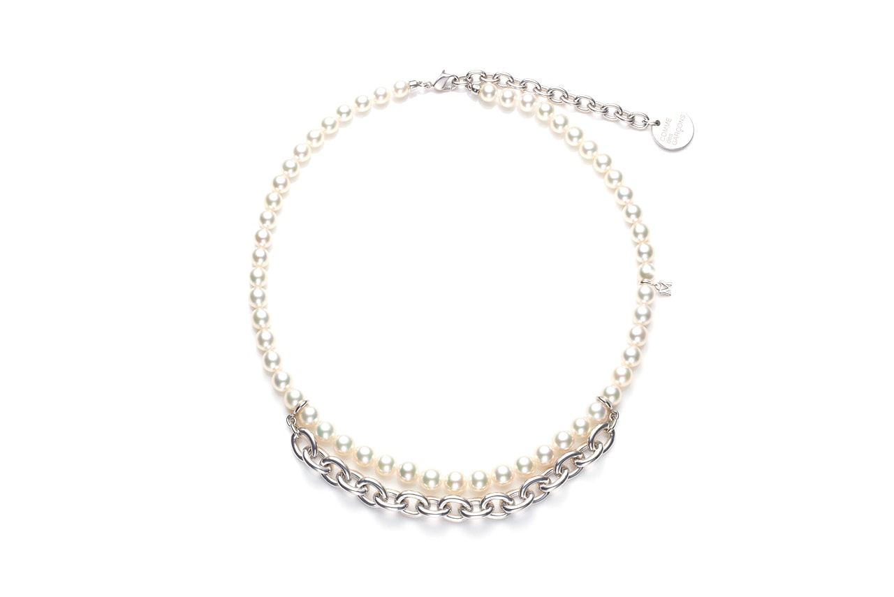 COMME des GARÇONS が日本を代表するジュエラーMIKIMOTO とパールネックレスのカプセルコレクションを発表 COMME des GARÇONS x Mikimoto Pearl Necklace Capsule Collection Rei Kawakubo Unisex Necklaces Jewelry Design CDG Japanese Label Collaboration Closer Look Release Information