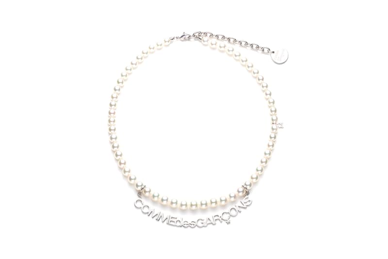 COMME des GARÇONS が日本を代表するジュエラーMIKIMOTO とパールネックレスのカプセルコレクションを発表 COMME des GARÇONS x Mikimoto Pearl Necklace Capsule Collection Rei Kawakubo Unisex Necklaces Jewelry Design CDG Japanese Label Collaboration Closer Look Release Information