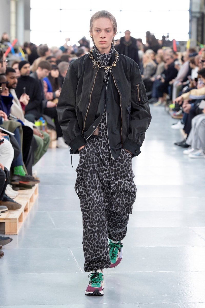 サカイ 2020年秋冬コレクションのバックステージに潜入 sacai Paris Fashion Week Fall Winter Runway Nike Pegasus Vaporfly pfw co ed chitose abe deconstruction military outerwear japanese designer layer styles leopard olive asymmetrical 