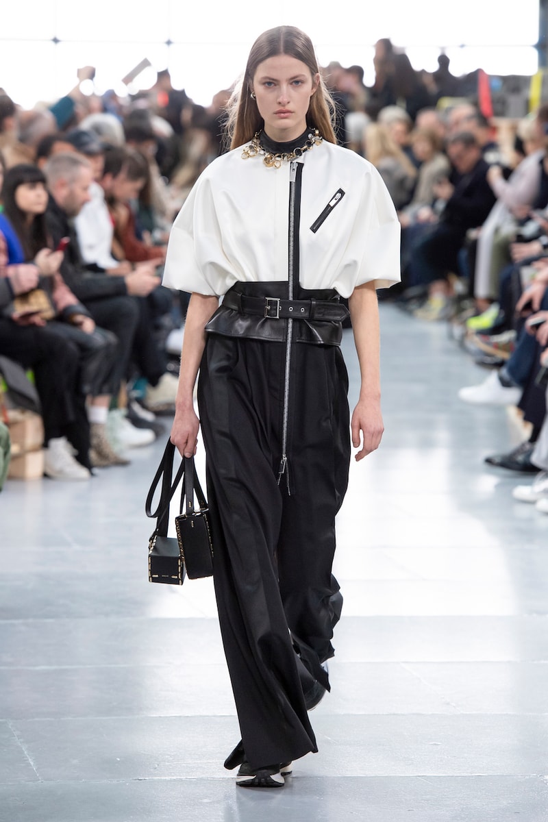サカイ 2020年秋冬コレクションのバックステージに潜入 sacai Paris Fashion Week Fall Winter Runway Nike Pegasus Vaporfly pfw co ed chitose abe deconstruction military outerwear japanese designer layer styles leopard olive asymmetrical 