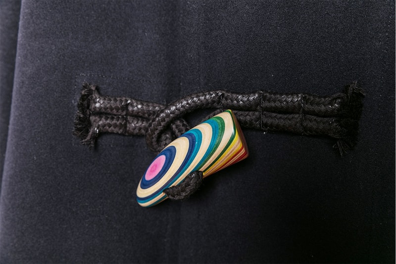 サカイ sacai と日本人アーティスト HAROSHI によるコラボピースが 2G 限定でリリース
