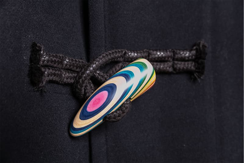 サカイ sacai と日本人アーティスト HAROSHI によるコラボピースが 2G 限定でリリース