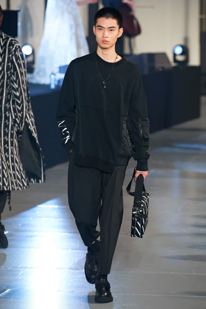 ヴァレンティノ 2020年秋冬コレクション オニツカタイガー Valentino Fall/Winter 2020 Runway Collection paris fashion week mens Pierpaolo Piccioli ready to wear flowers 