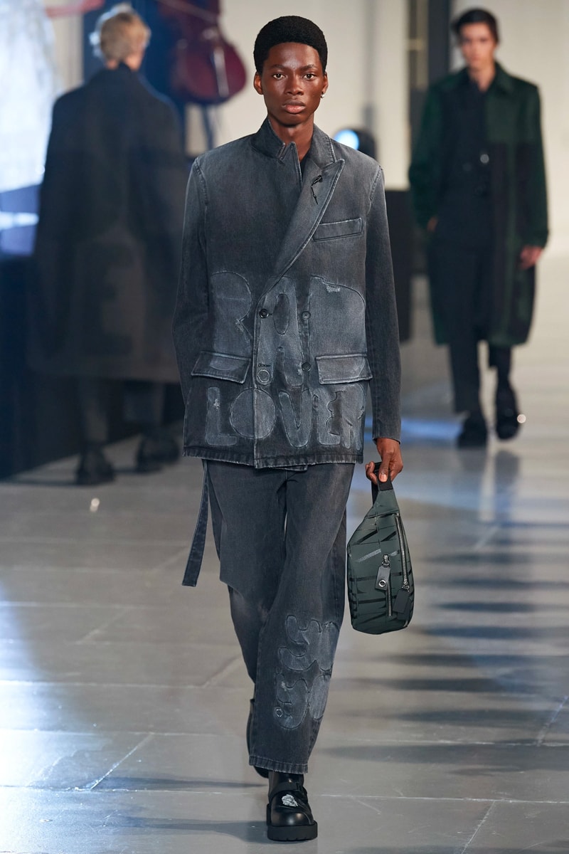 ヴァレンティノ 2020年秋冬コレクション オニツカタイガー Valentino Fall/Winter 2020 Runway Collection paris fashion week mens Pierpaolo Piccioli ready to wear flowers 