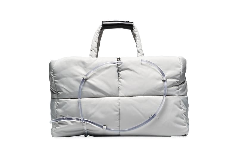 ア・コールド・ウォール A-COLD-WALL* が定番のトートバッグを透明のパイプの装飾でアップグレード a cold wall grey padded tote bag with nylon clear pipe detailing acw samuel ross spring summer 2020 collection
