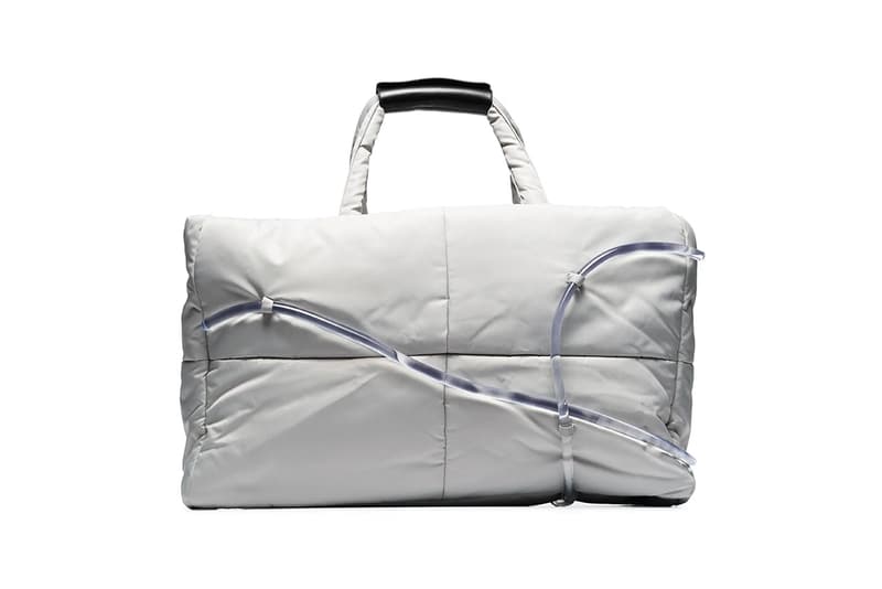 ア・コールド・ウォール A-COLD-WALL* が定番のトートバッグを透明のパイプの装飾でアップグレード a cold wall grey padded tote bag with nylon clear pipe detailing acw samuel ross spring summer 2020 collection