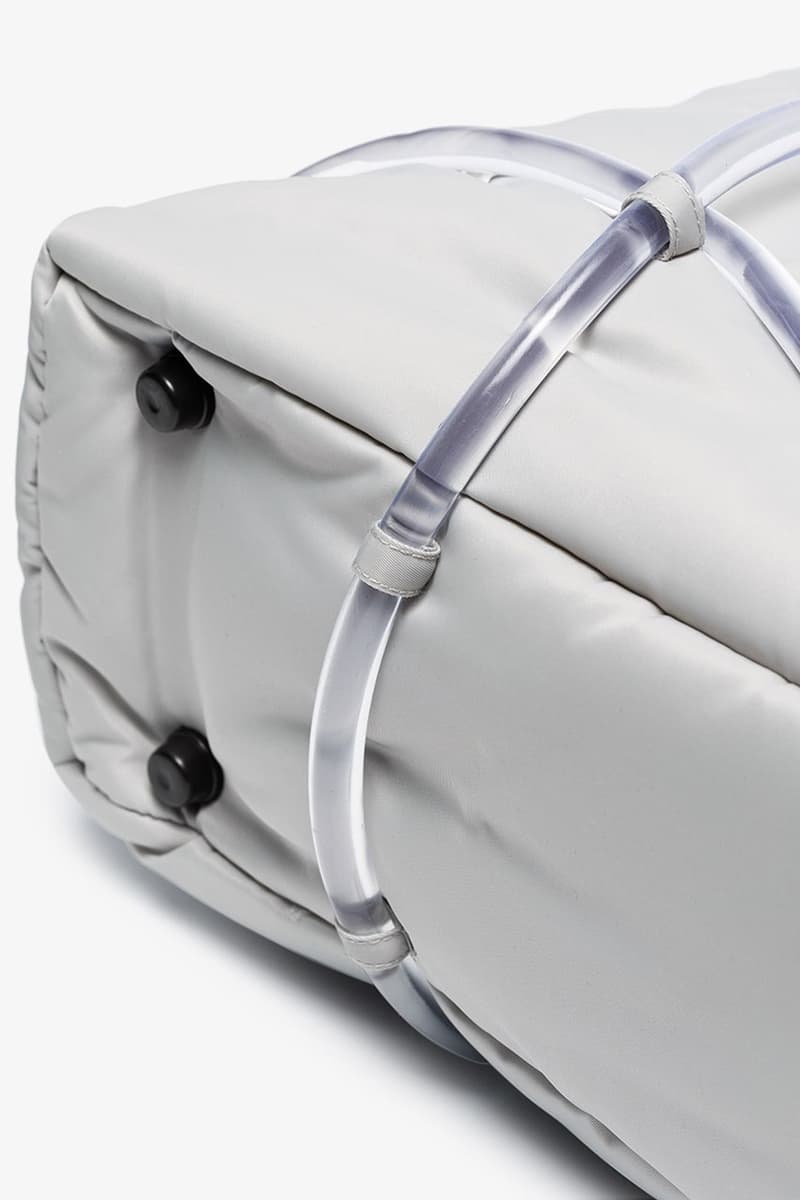 ア・コールド・ウォール A-COLD-WALL* が定番のトートバッグを透明のパイプの装飾でアップグレード a cold wall grey padded tote bag with nylon clear pipe detailing acw samuel ross spring summer 2020 collection