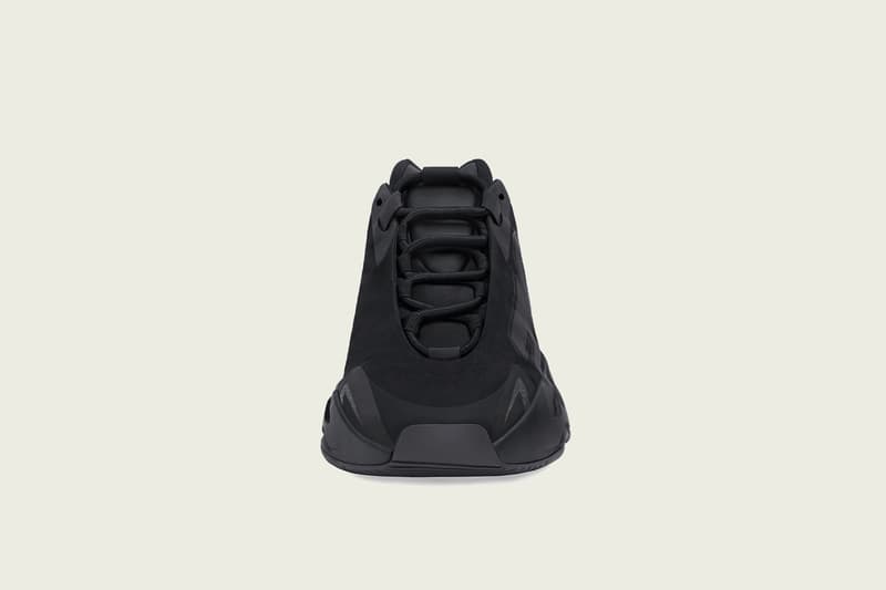 イージーブースト 700 MNVN BLACKが発売 adidas + KANYE WEST による最新モデル YEEZY BOOST 700 MNVN BLACK の国内発売が決定