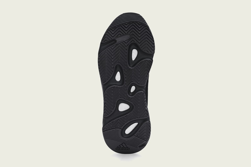 イージーブースト 700 MNVN BLACKが発売 adidas + KANYE WEST による最新モデル YEEZY BOOST 700 MNVN BLACK の国内発売が決定