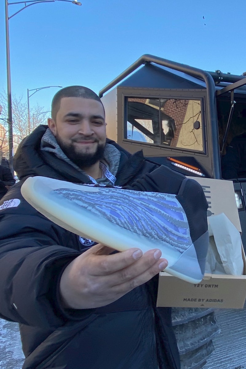 カニエがシカゴの路上でイージーの最新モデルをゲリラ無料配布 kanye west adidas yeezy nba all star chicago yzy qntm yeezy quantum release date info giveaway trucks photos price