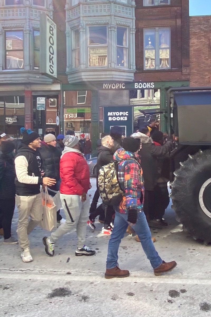 カニエがシカゴの路上でイージーの最新モデルをゲリラ無料配布 kanye west adidas yeezy nba all star chicago yzy qntm yeezy quantum release date info giveaway trucks photos price
