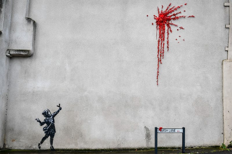 Banksy がバレンタインデーに向けた作品を故郷ブリストルの民家に描く