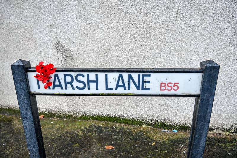 バンクシー Banksy がバレンタインデーに向けた作品を故郷ブリストルの民家に描く
