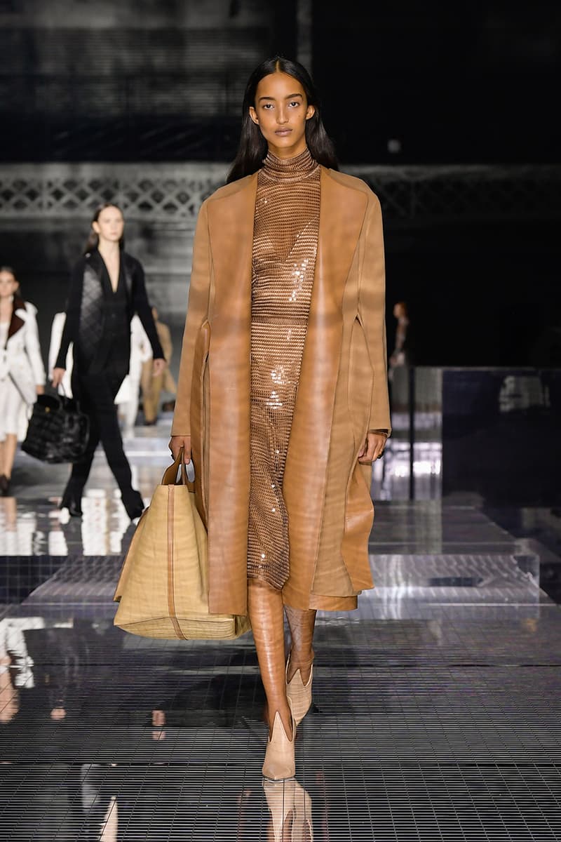 バーバリー2020年秋冬コレクション Burberry "Memories" Fall/Winter 2020 London Fashion Week Runway Show Riccardo Tisci Looks Kensington Olympia Fashion House Heritage British Tailoring Coats Katia and Marielle Labèque producer Arca Performance